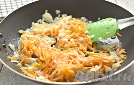 На сковороде хорошо разогреваем растительное масло, затем выкладываем подготовленные лук, чеснок и морковку, обжариваем овощи на умеренном огне минут 5-6, периодически их перемешивая.