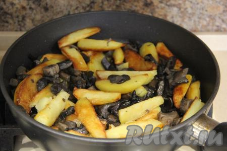 Накрыть сковороду крышкой, убавить огонь до минимума и томить 10 минут (до полной готовности картофеля), иногда аккуратно перемешивая.