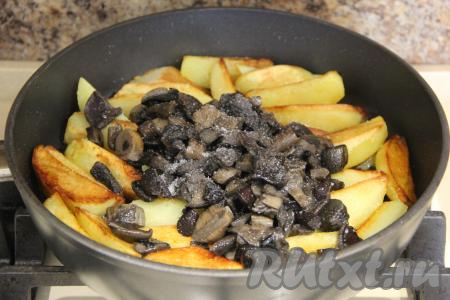 Посолить картошку с грибами и перемешать.