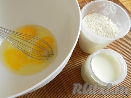 Для теста яйца взбить с солью, влить йогурт, перемешать. Муку смешать с разрыхлителем, постепенно всыпать в тесто.