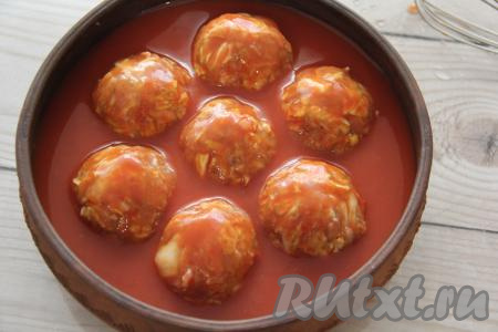 Залить тефтели с пекинской капустой получившимся томатным соусом и поставить форму в разогретую духовку.