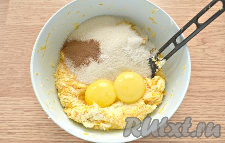 В густую тыквенно-манную массу всыпаем сахар, добавляем корицу и разрыхлитель. Яйца разделяем на белки и желтки. Перекладываем желтки в тыквенно-манную массу.