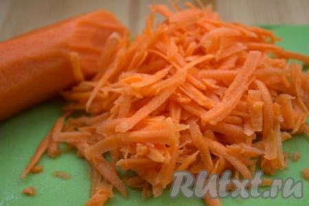 Морковь очистить и натереть на средней тёрке.