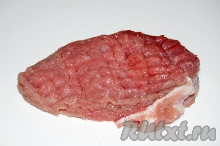Каждый порционный кусок мяса слегка отбить молотком.