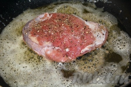 Раскалить сливочное и растительное масло, на горячую сковородку выложить отбитые куски говядины.
