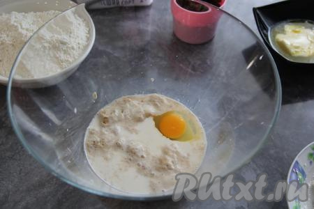 Запенившуюся опару влить в глубокую миску, добавить оставшийся сахар, яйцо и соль, перемешать венчиком.