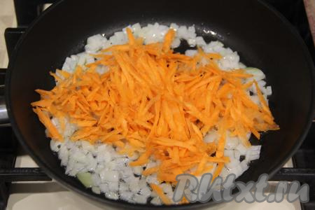 Варить картошку минут 10. Пока варится картофель, нужно нарезать мелко луковицу, а морковку натереть на тёрке. Влить в сковороду масло, выложить лук, обжарить его в течение 5-7 минут на среднем огне, помешивая, а затем добавить морковь.