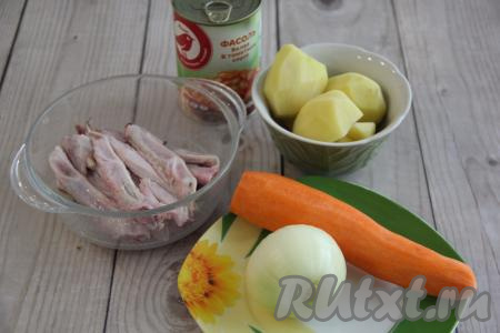 Подготовить продукты для приготовления супа из утиных крыльев. Утиные крылышки вымыть, разрезать по хрящам на 2 части. Картошку, лук и морковь почистить.