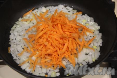 Пока суп варится, приготовить овощную зажарку. Для этого луковицу, очищенную от шелухи, нужно мелко нарезать. В сковороду влить масло, разогреть его на среднем огне и выложить лук. Обжаривать минуты 3-4 (до прозрачности), не забывая лук помешивать, затем добавить морковь, предварительно очищенную и натёртую на средней тёрке.