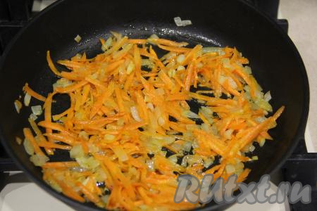 Обжарить лук с морковкой до мягкости (на это потребуется 5-6 минут), иногда помешивая овощи.