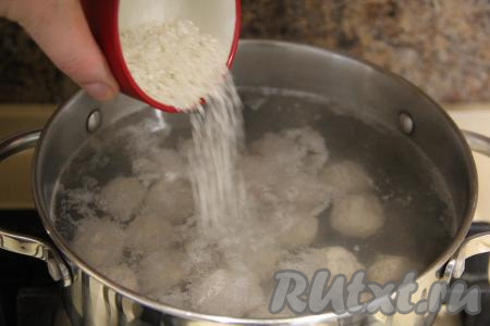 Довести бульон с фрикадельками до кипения и всыпать промытый рис, снова дать закипеть, а затем варить суп минут 15 на небольшом огне.
