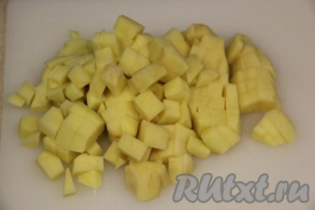 Очищенные картошины нарезать на кубики.