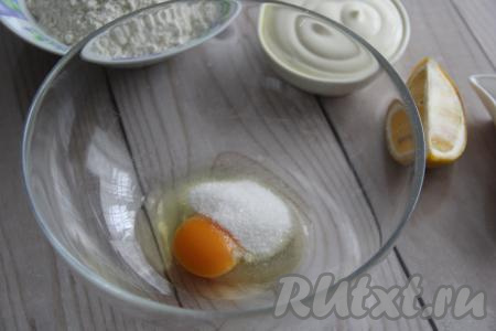 Соединить в миске сахар и яйцо, взбить вилкой (или венчиком).