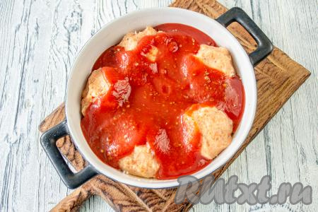 Залейте рыбные котлеты подготовленным томатным соусом. Поставьте форму с котлетками в заранее разогретую до 200 градусов духовку на 25-30 минут. 