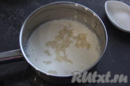Я сварила рисовую кашу специально для биточков, для этого в сотейник (или в кастрюлю) нужно влить молоко, всыпать рис и соль, поставить на огонь.