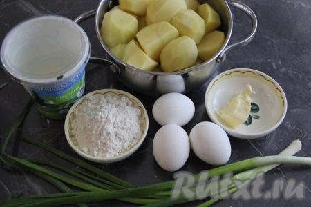 Подготовить продукты для приготовления картофельных зраз с яйцами и луком  на сковороде. Яйца предварительно сварить вкрутую (то есть после закипания воды варить минут 9-10) и остудить. Картошку почистить, переложить в кастрюлю, полностью залить картошины водой и поставить на огонь. После закипания слегка посолить и варить на небольшом огне до готовности картофеля (минут 20-25, готовые картошины будут легко прокалываться ножом). 