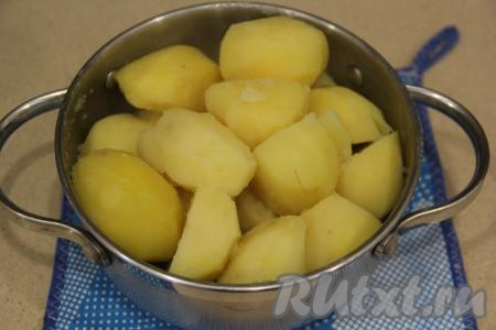 С готового картофеля слить отвар, дать немного остыть. 