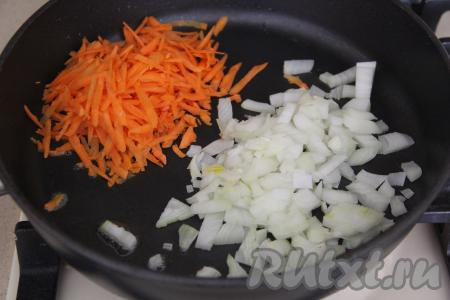 В сковороду влить масло, выложить мелко нарезанный лук и натёртую морковь. Обжарить овощи в течение 5-7 минут на среднем огне, иногда их перемешивая.
