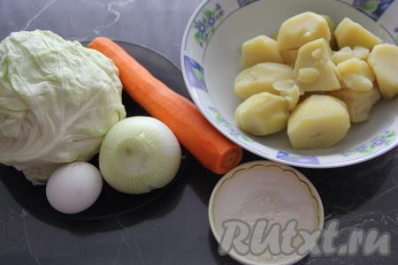 Подготовить продукты для приготовления картофельных зраз с капустой в духовке. Очищенную картошку отварить в подсоленной воде до готовности (на это потребуется минут 20-25, готовые картофелины будут легко прокалываться вилкой), затем воду слить и дать картошинам немного остыть. Половину морковки и небольшую луковицу почистить.