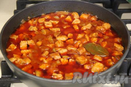 Гуляш из свинины, приготовленный с добавлением соевого и томатного соусов, получился ароматным, аппетитным и очень вкусным, просто тающим во рту.