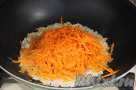 Обжарить лук, не забывая его помешивать, до золотистого цвета на среднем огне, затем добавить в сковороду натёртую морковку, перемешать.