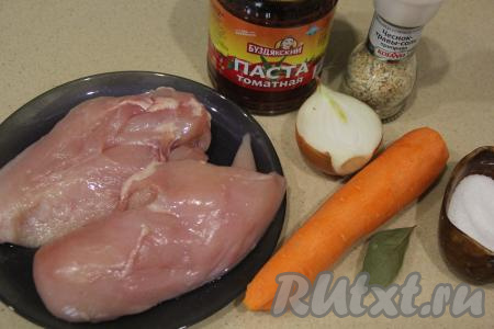 Подготовить продукты для приготовления подливы из куриного филе с томатной пастой. Лук и морковь почистить. Вымыть куриное филе.