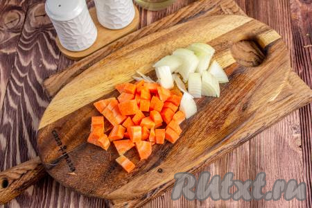 Лук, морковь и чеснок очистите и нарежьте на небольшие кусочки.