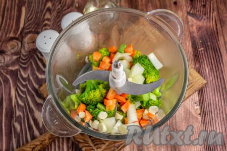 Выложите в чашу блендера брокколи, лук, чеснок и морковь.
