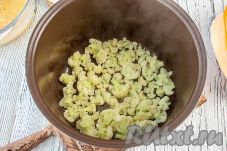 Смажьте растительным маслом чашу мультиварки, выложите цветную капусту.