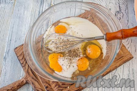 Вбейте в миску куриные яйца, влейте молоко, посолите, поперчите и тщательно перемешайте яично-молочную смесь венчиком. 