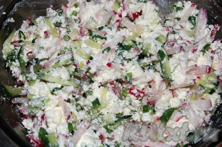 Добавляем соль, перец в овощной салат с творогом и тщательно перемешиваем.

