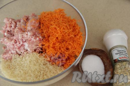 В миске соединить мясной фарш, рис и морковь.