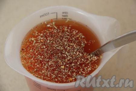 Для получения соуса в отдельную ёмкость влить воду, добавить томатную пасту и специи, слегка посолить и перемешать.