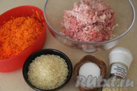 Подготовить продукты для приготовления тефтелей в томатном соусе в мультиварке. Если рис не пропаренный, то хорошо промыть его под водой. Морковь почистить и натереть на мелкой тёрке.