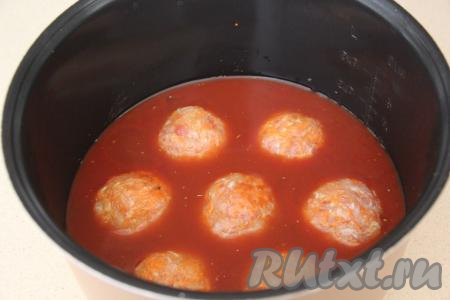 Затем получившийся томатный соус влить в чашу мультиварки к тефтелям, закрыть крышку.
