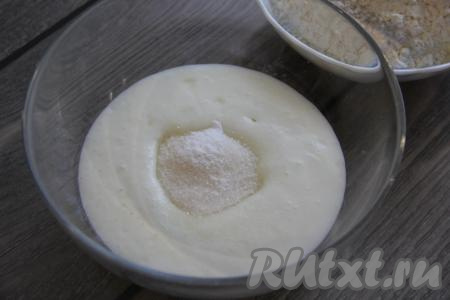 В миску влить кефир любой жирности, добавить сахар и ванилин, перемешать. 