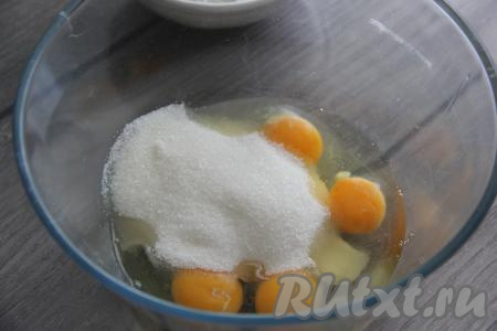 Яйца вбить в высокую миску, всыпать сахар и взбить миксером в течение 5-7 минут.