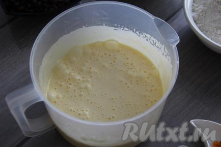 Соединить яйца и сахар в глубокой посуде, взбить миксером в течение 5-7 минут (до пышного состояния).