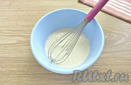 В миску разбиваем яйцо, всыпаем соль и добавляем 2,5 столовых ложки сахара, взбиваем миксером в течение минуты (до получения однородной смеси).