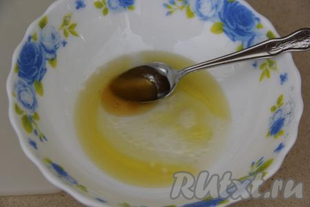 В миске соединить масло, уксус, мёд и соль, хорошо перемешать получившийся маринад. 