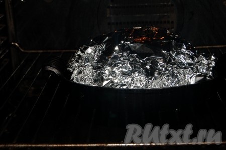 Закрыть фольгу, как следует, и отправить в духовку при температуре 180 градусов на 2 часа. Воды добавлять не нужно, мясо будет готовиться в собственном соку.