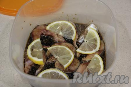 Выложить поверх рыбки кусочки лимона. Накрыть форму крышкой и убрать в холодильник на сутки. За это время желательно несколько раз перевернуть кусочки скумбрии.