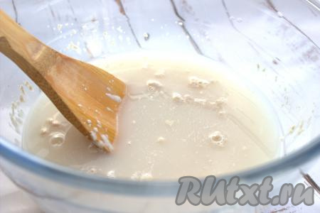 Молоко, подогретое, примерно, до 40 градусов, вылить в объёмную миску, всыпать смесь из сахара, дрожжей и соли, добавить грамм 200 муки. Перемешать опару до растворения кристалликов сахара.