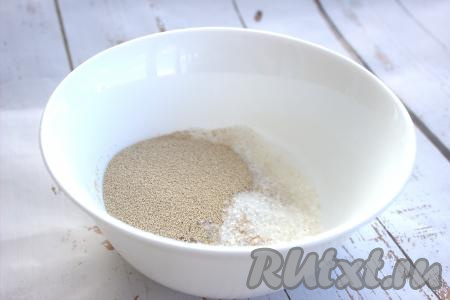 В миске смешать дрожжи и сахар, ванильный сахар и соль.