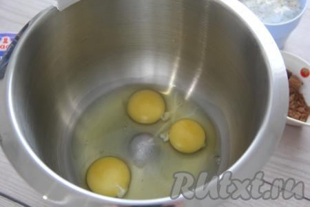 Вначале замесим тесто для бисквитного коржа, для этого нужно яйца разбить в чашу миксера, добавить соль, взбить миксером до пышности.