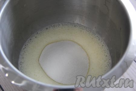 Взбить яйца с солью миксером в течение 2-3 минут (до пышного состояния), затем всыпать сахар и ванилин. 