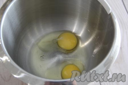 В чашу миксера вбить яйца и добавить соль.
