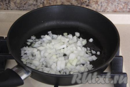 В сковороду влить растительное масло, разогреть его хорошо, затем выложить лук, нарезанный достаточно мелко, и обжаривать его минут 5 (до золотистого цвета) на среднем огне, помешивая.