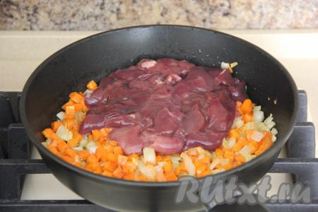 Нарезать куриную печёнку на средние кусочки и добавить в сковороду к овощам, перемешать.