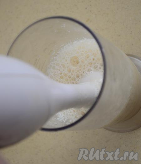 Взбить молоко с кусочками банана погружным блендером до однородности на высокой скорости (на взбивание понадобится не более 1 минуты).